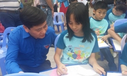 Bí thư T.Ư Đoàn, Chủ tịch Hội đồng Đội T.Ư Nguyễn Long Hải động viên các em nhỏ vẽ tranh tại Ngày hội.