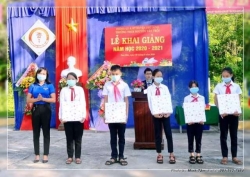Đoàn xã Tam Dân tổ chức tiếp sức đến trường cho học sinh nghèo trước năm học mới.