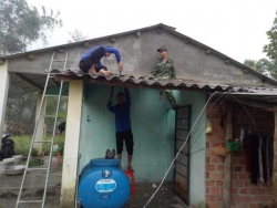 Thanh niên Tam Đại tình nguyện sửa chữa nhà ở cho bà con sau bão số 9