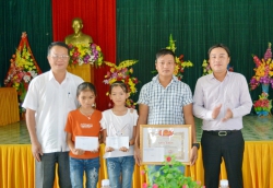 Khen thưởng người cứu hai em nhỏ bị sóng biển cuốn ở Quảng Bình