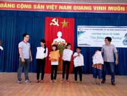 Đoàn xã Tam Đại tổ chức trao quà cho các em học sinh có hoàn cảnh khó khăn