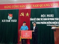 Hình ảnh: Tam Thái nhận cờ thi đua cấp tỉnh Đoàn ba năm liền