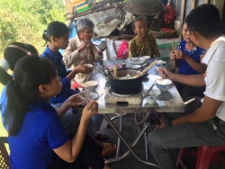 Chi đoàn Tân Qúy, xã Tam Vinh tổ chức thăm hỏi, động viên, giúp đỡ gia đình có hoàn cảnh khó khăn
