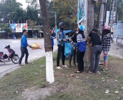 Huyện đoàn phối hợp Đoàn thị trấn tình nguyện ra quân tháo dỡ biển quảng cáo, rao vặt trái phép trên các trục đường tại thị trấn Phú Thịnh.