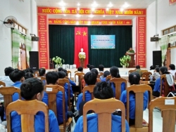 Huyện đoàn phối hợp Đoàn Công an huyện tổ chức tuyên truyền pháp luật về ATGT cho ĐVTN trên địa bàn xã Tam Lộc