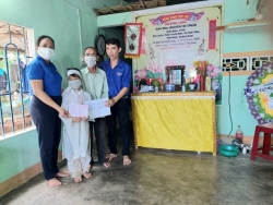 Đoàn xã Tam Đại phối hợp tặng sổ tiết kiệm cho học sinh mồ côi có hoàn cảnh đặc biệt khó khăn  tại xã Tam Đại