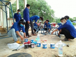 Đoàn xã Tam Lộc tổ ra quân trồng hoa và sữa chữa khu vui chơi cho trẻ em