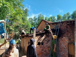 Đoàn viên, thanh niên Tam Đại sửa chữa nhà ở cho gia đình có hoàn cảnh khó khăn