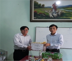 Đ/c Nguyễn Phi Thạnh - Bí thư-  Chủ tịch UBND huyện tặng quà chúc mừng