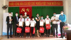 Huyện đoàn Phú Ninh phối hợp với Phòng LĐTBXH huyện và đại điện công ty AIA khu vực Quảng Nam tổ chức chương trình 