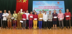 Huyện đoàn Phú Ninh phối hợp tổ chức trao quà hỗ trợ người dân thiệt hại do bão số 9.