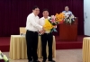 Đồng chí Nguyễn Đắc Vinh tặng hoa chúc mừng đồng chí Nguyễn Mạnh Dũng