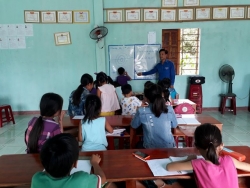 Chi đoàn Vĩnh Quý, Tam Vinh  phối hợp với BND thôn tổ chức phát thưởng khuyến học và mở lớp ôn tập hè