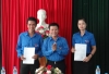 Đồng chí Thái Bình - Bí thư Tỉnh đoàn trao Quyết định cho các đồng chí