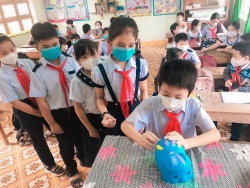 Liên đội Trường Tiểu học Thái Phiên tổ chức lễ chào cờ đầu tuần tại phòng học các lớp và phát động phong trào “Nuôi heo đất” và “Chiếc áo mùa xuân tình bạn”