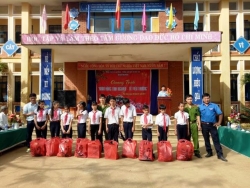 Chương trình Khăn hồng tình nguyện - Tết yêu thương tại xã Tam Lãnh – huyện Phú Ninh