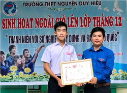 nh Lê Quang Quỳnh - Phó Bí thư Tỉnh đoàn trao bằng khen cho Nguyễn Tấn Hiếu (trái). Ảnh: VINH ANH