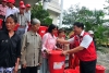 Ông Phan Như Nghĩa - Phó Thư ký Trung ương Hội CTĐ Việt Nam trao hàng cứu trợ cho nhân dân tại TP.Hội An bị thiệt hại do bão số 11. Ảnh: VINH ANH