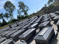 Thanh niên Tam Đàn tổ chức dọn dẹp vệ sinh khuôn viên nghĩa trang liệt sỹ