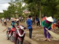 Đoàn thị trấn Phú Thịnh tổ chức ra quân dọn vệ sinh môi trường