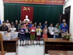 BCH Đoàn thị trấn tổ chức sinh hoạt cộng đồng và tặng quà 144 cho xuất quà học sinh