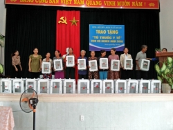 Đòan Thanh niên xã Tam Lộc phối hợp tổ chức trao tặng tủ thuốc y tế cho hộ nghèo