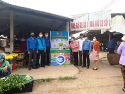 Phú Ninh: Tiếp tục lắp máy rửa tay sát khuẩn tự động và trao tặng quà cho hộ khó khăn ảnh hưởng bởi dịch covid-19