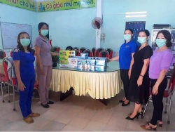 Đoàn Thị trấn Phú Thịnh tặng nhu yếu phẩm phòng chống dịch nhân dịp khai giảng năm học mới.