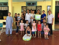 Đoàn thị trấn thị trấn Phú Thịnh thăm và tặng quà cho các em tại trung tâm nuôi dưỡng trẻ em có hoàn cảnh đặc biệt khó khăn.