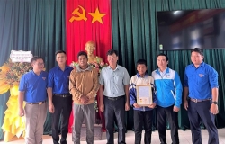 Gia Lai: Trao tặng huy hiệu “Tuổi trẻ dũng cảm” cho em Siu Sam Ban