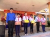 Đ/c Nguyễn Văn Sơn, Bí thư Đoàn xã Tam Thái tặng quà cho học sinh có hoàn cảnh khó khăn