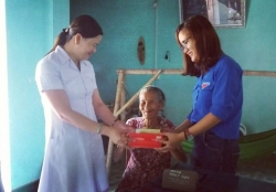 Đoàn xã Tam Thái phối hợp tổ chức khám cấp phát thuốc cho Mẹ VNAH và gia đình chính sách trên địa bàn xã