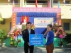 Đ.c Bùi Thị Ánh Nga trao công trình măng non cho Liên đội THCS Nguyễn Văn Trỗi