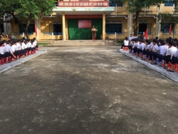 Huyện đoàn phối hợp Đoàn thanh niên thị trấn Phú Thịnh tổ chức tuyên truyền Luật giao thông đường bộ cho giáo viên, học sinh Trường THCS Nguyễn Hiền
