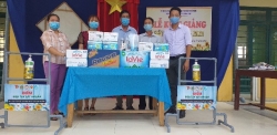 Đoàn xã Tam Vinh tặng sản phẩm phòng chống dịch nhân dịp khai giảng năm học mới