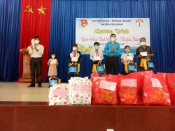 Huyện Đoàn và Phòng GDĐT huyện Phú Ninh tổ chức Chương trình "Khăn hồng tình nguyện - Tết yêu thương" tại Trường THCS Nguyễn Văn Trỗi, xã Tam Dân