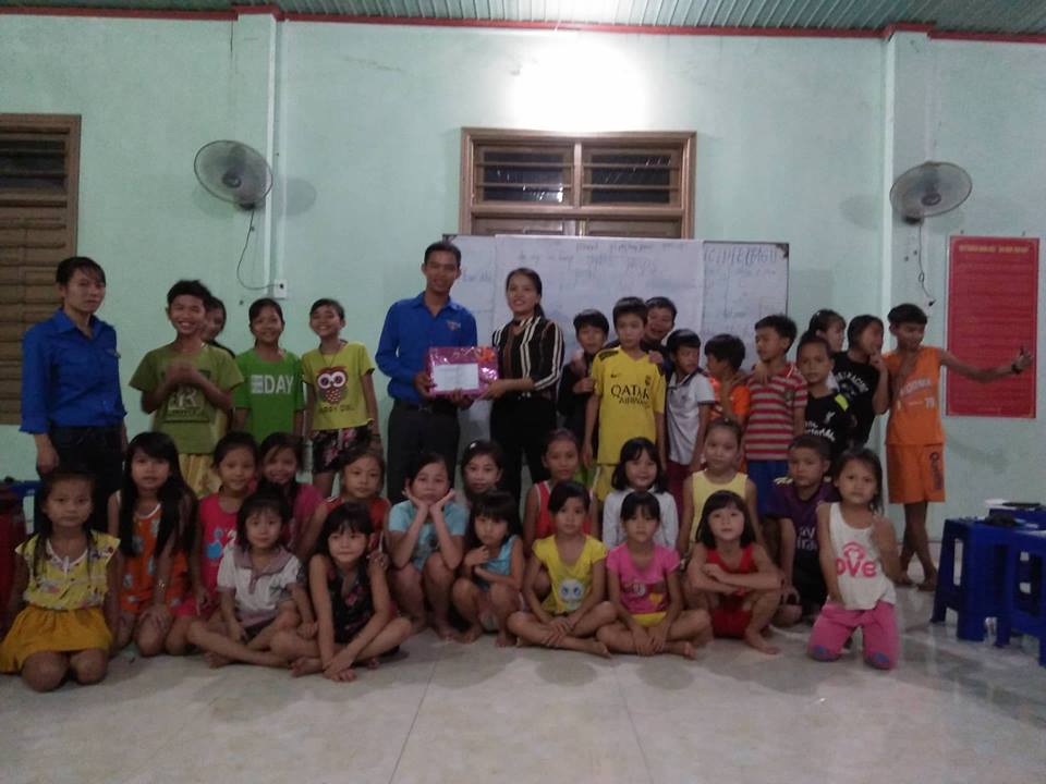 Chi đoàn thôn Eo Gió xã Tam Lộc  với lớp học tiếng anh miễn phí với tên gọi “English for kids”
