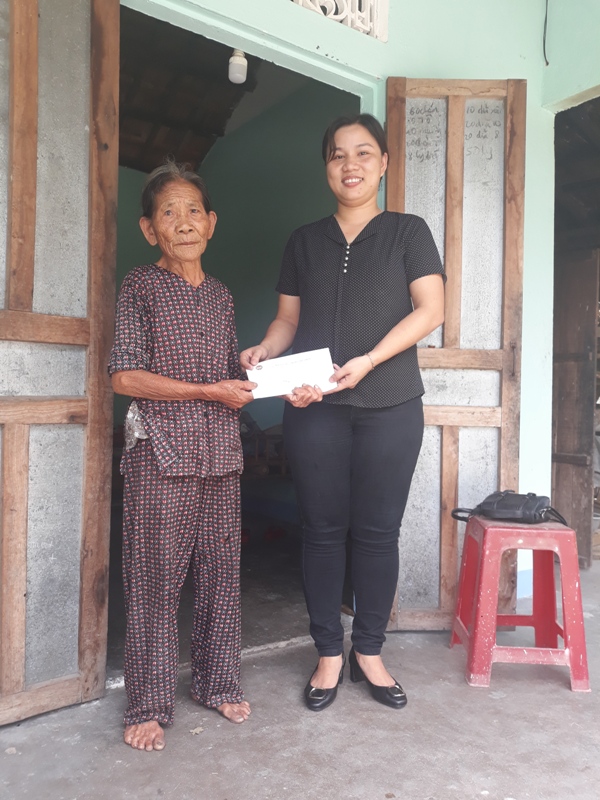 Đoàn TN thị trấn Phú thịnh giúp đỡ hộ nghèo, khó khăn