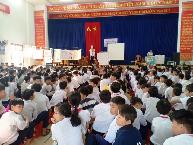 Hội đồng Đội huyện phối hợp với Liên đội THCS Phan Châu Trinh (Tam Phước): tổ chức ngoại khóa về phòng chống đuối nước, vệ sinh thân thể cho học sinh.