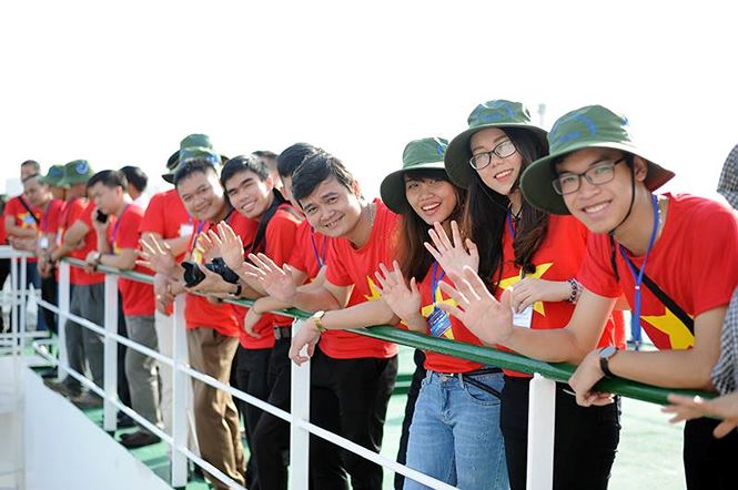 Bí thư Trung ương Đoàn Bùi Quang Huy cùng các đại biểu tham dự Hành trình "Tuổi trẻ vì biển, đảo quê hương” năm 2018. Ảnh TPO