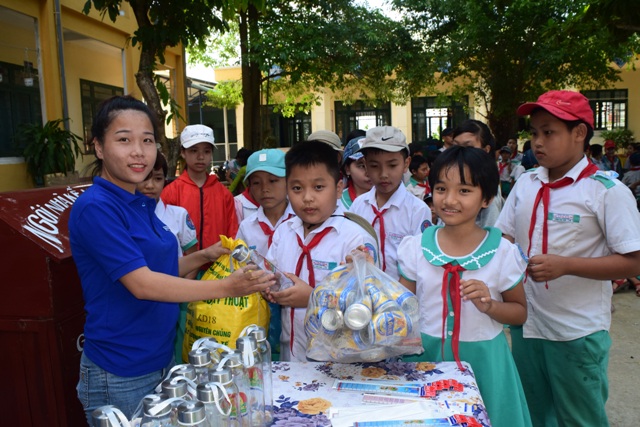 Phú Ninh tổ chức chương trình Đổi rác thải nhựa lấy đồ dùng học tập và trao tặng Công trình Măn non năm học 2019-2020