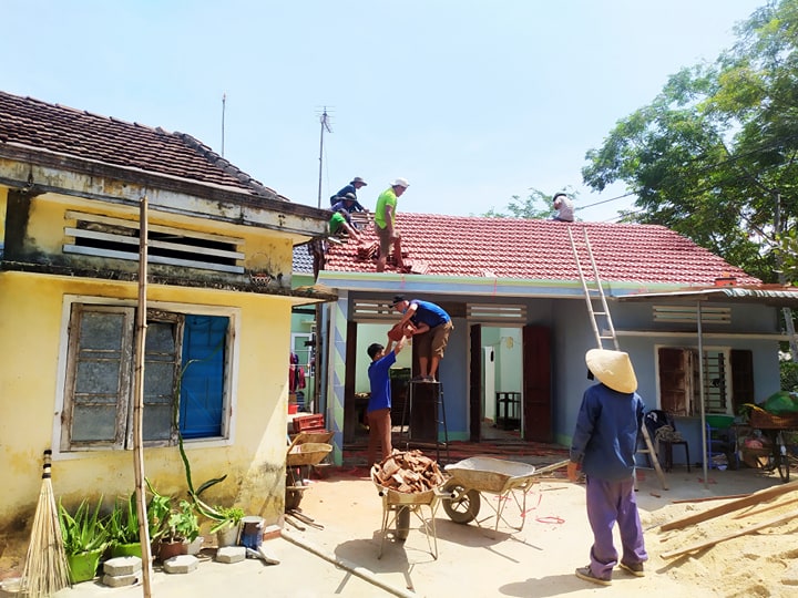 Đoàn viên thanh niên xã Tam An hỗ trợ hội viên Hội Cựu TNXP sửa chữa nhà ở.