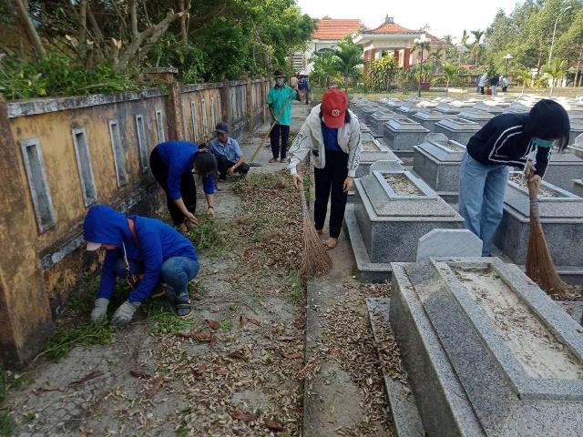 Thanh niên Tam Dân tổ chức dọn dẹp Nghĩa trang Liệt sỹ nhân kỷ niệm 74 năm ngày Thương binh liệt sỹ